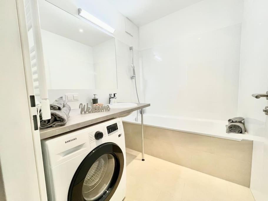 Premium Apartment With Terrace, A/C, Free Wifi And Netflix Виена Екстериор снимка
